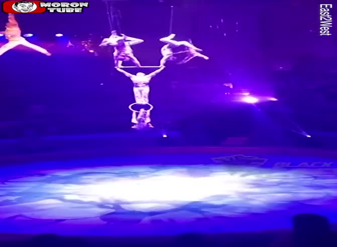 Video :During a Russian circus performance, a female acrobat plummets from a height of four meters